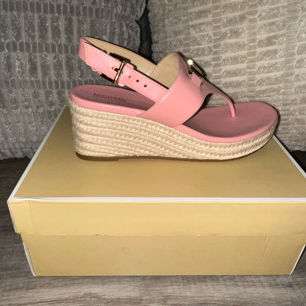 Michael Kors Pink Sandals with Minimalist Design - Picture 4 of 4
